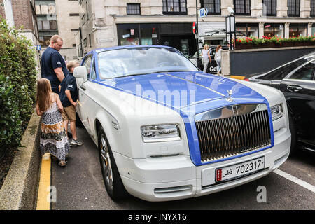 Londres, Royaume-Uni. 31 juillet, 2017. Supercars appartenant à de riches propriétaires arabes sont vus dans le quartier à la mode de Knightsbridge London Crédit : amer ghazzal/Alamy Live News Banque D'Images