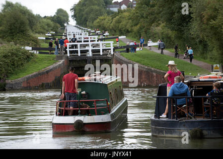 Les vacanciers se préparent à faire leur chemin jusqu'à la célèbre colline Caen vol d'écluses sur le canal Kennet & Avon Devizes, Wiltshire, UK plus tôt aujourd'hui. Le vol de 16 écluses prend entre deux et trois heures à monter. 31 juillet 2017. Banque D'Images