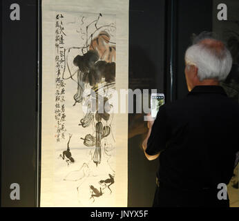 Séoul, Corée du Sud. 31 juillet, 2017. Un visiteur regarde les œuvres de l'artiste chinois Qi Baishi lors d'une exposition à Séoul, Corée du Sud, le 31 juillet 2017. Les œuvres de Qi Baishi, qui sont recueillies par le Hunan Provincial Museum, sont exposées à Séoul pour la première fois. Cet établissement de crédit : Yao/Xinhua/Alamy Live News Banque D'Images