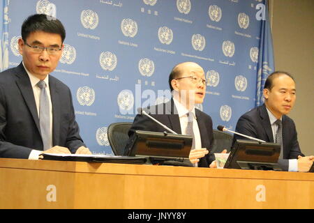 Nations Unies, New York, USA. 31 juillet, 2017. L'ambassadeur de Chine Liu Jieyi a déclaré aux journalistes que les Etats-Unis devraient négocier avec la Corée du Nord, a confirmé nous n'a pas demandé une réunion du Conseil de sécurité des Nations Unies. Credit : Matthew Russell Lee/Alamy Live News Banque D'Images