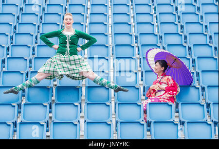 Edinburgh, Royaume-Uni. Jul 31, 2017. La force de défense de Michiko Matsunaga Japeanese band, danseur écossais Caroline Drummond Le Royal Edinburgh Military Tattoo révèle une série d'actes à célébrer cette année, l'éclaboussure de l'Ecosse - Tartan extravaganza août revient avec un line up stellaire des meilleurs interprètes militaires Le Royal Edinburgh Military Tattoo en honneur, dévoilant une excellente gamme de numéros de descendre sur la capitale de l'Écosse pour le 2017 Afficher aujourd'hui (lundi 31 juillet). Crédit : IAN GEORGESON/Alamy Live News Banque D'Images