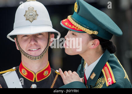 Edinburgh, Royaume-Uni. Jul 31, 2017. Le sergent Ayami Nakama force de défense japonais band, Jason Morris de la Royal Marine Band Le Royal Edinburgh Military Tattoo révèle une série d'actes à célébrer cette année, l'éclaboussure de l'Ecosse - Tartan extravaganza août revient avec un line up stellaire des meilleurs interprètes militaires Le Royal Edinburgh Military Tattoo en honneur, dévoilant une excellente gamme de numéros de descendre sur la capitale de l'Écosse pour le 2017 Afficher aujourd'hui (lundi 31 juillet). Crédit : IAN GEORGESON/Alamy Live News Banque D'Images