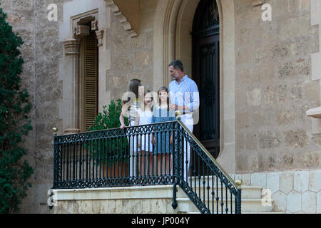 Palma de Mallorca, Espagne. 31 juillet, 2017. Roi d'Espagne Felipe VI et de la reine avec la Princesse Letizia Leonor et Sofia Infantile de Borbon pendant un été photo session au Palais de Marivent, Majorque, le lundi 31 juillet 2017. Gtres más información : crédit en ligne Comuniación,S.L./Alamy Live News Banque D'Images