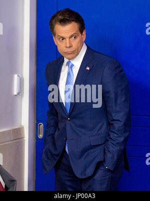 Le directeur des communications de la Maison Blanche entrants Anthony Scaramucci écoute comme il est présenté par Sarah Huckabee Sanders lors de sa première conférence de presse sur sa première journée de travail dans la salle des conférences de presse Brady de la Maison Blanche à Washington, DC le vendredi, Juillet 21, 2017. Plus tard au cours de son allocution d'ouverture, Scaramucci a annoncé que Sarah Huckabee Sanders de prendre le relais en tant que secrétaire de presse de Sean Spicer. Credit : Ron Sachs / CNP /MediaPunch Banque D'Images