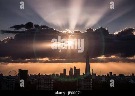 Londres, Royaume-Uni. 31 juillet, 2017. Météo France : la construction de gratte-ciel d'échardes avec des rayons solaires pendant le coucher du soleil © Guy Josse/Alamy Live News Banque D'Images