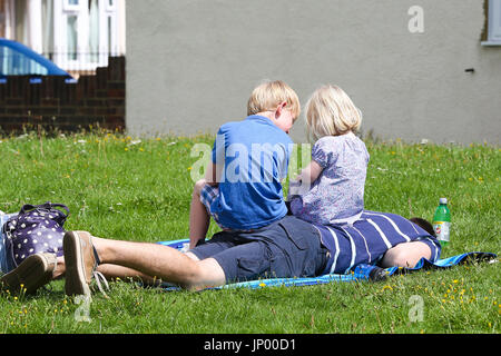 Hatton Cross. Londres, Royaume-Uni. 31 juillet, 2017. Les gens aiment sec et ensoleillé jour dans un champ près de Hatton Cross. Credit : Dinendra Haria/Alamy Live News Banque D'Images