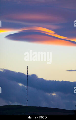 Nuages étrange connue sous le nom de nuages lenticulaires apparaissant sur le Moel-y-parc sur le mât Gamme Clwydian Hills, au Pays de Galles Banque D'Images