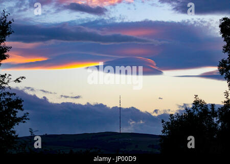 Nuages étrange connue sous le nom de nuages lenticulaires apparaissant sur le Moel-y-parc sur le mât Gamme Clwydian Hills, au Pays de Galles Banque D'Images