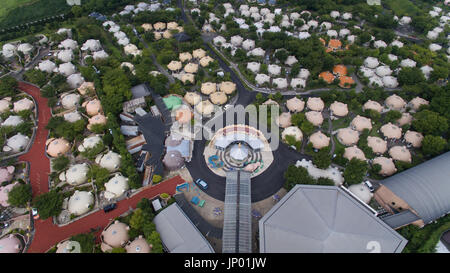 Kumamoto, Japon. 31 juillet, 2017. Vue aérienne de parasismique coupole abrite dans Aso les terres agricoles, la préfecture de Kumamoto, Japon, Juillet 31, 2017. Les bâtiments que l'évacuation des abris pour les victimes du tremblement de Kumamoto. (Photo : Richard Atrero de Guzman/AFLO) Credit : AFLO Co.,Ltd/Alamy Live News Banque D'Images