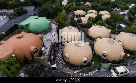 Kumamoto, Japon. 31 juillet, 2017. Vue aérienne de parasismique coupole abrite dans Aso les terres agricoles, la préfecture de Kumamoto, Japon, Juillet 31, 2017. Les bâtiments que l'évacuation des abris pour les victimes du tremblement de Kumamoto. (Photo : Richard Atrero de Guzman/AFLO) Credit : AFLO Co.,Ltd/Alamy Live News Banque D'Images