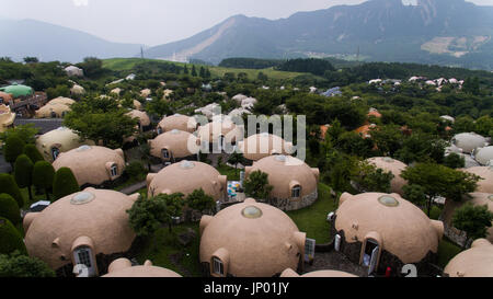 Kumamoto, Japon. 31 juillet, 2017. Vue aérienne de parasismique coupole abrite dans Aso les terres agricoles, la préfecture de Kumamoto, Japon, Juillet 31, 2017. Les bâtiments que l'évacuation des abris pour les victimes du tremblement de Kumamoto. (Photo : Richard Atrero de Guzman/AFLO) Credit : AFLO Co.,Ltd/Alamy Live News Banque D'Images