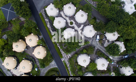 Kumamoto, Japon. 31 juillet, 2017. Vue aérienne de parasismique coupole abrite dans Aso les terres agricoles, la préfecture de Kumamoto, Japon, Juillet 31, 2017. Les bâtiments que l'évacuation des abris pour les victimes du tremblement de Kumamoto. (Photo : Richard Atrero de Guzman/AFLO) Credit : AFLO Co.,Ltd/Alamy Live News Banque D'Images