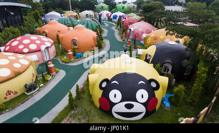 Kumamoto, Japon. 31 juillet, 2017. Vue aérienne de parasismique coupole abrite dans Aso les terres agricoles, la préfecture de Kumamoto, Japon, Juillet 31, 2017. Les bâtiments que l'évacuation des abris pour les victimes du tremblement de Kumamoto. (Photo : Richard Atrero de Guzman/AFLO) Credit : AFLO Co.,Ltd/Alamy Live News Banque D'Images