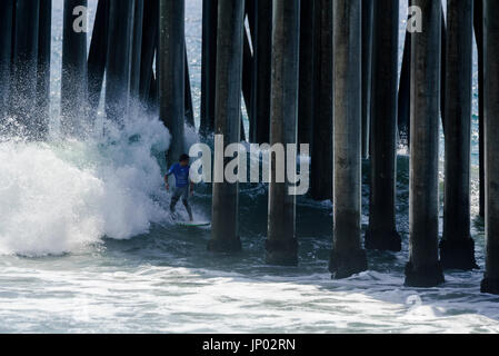 Huntington Beach, USA. 31 juillet, 2017. De grosses vagues et courants lourds surfers forcé comme Cooper Chapman (AUS) de foule près de la jetée, ce qui leur laisse peu d'autre choix que de tirer sur la jetée et d'éviter des collisions avec un pylône de béton après avoir terminé leur wavesduring rondes 1 et 2 de la concurrence à l'US Open 2017 CARS de surf. Credit : Benjamin Ginsberg/Alamy Live News. Banque D'Images