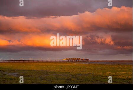 Southport, Merseyside. Météo britannique. 1er août 2017. Superbe lever de soleil sur l'estuaire maritime à l'aube comme le soleil levant éclaire un faible roulement pluie nuages cumulus les transformer en bandes de couleur extraordinaire. Les teintes de roses, de jaunes et de rouges se produisent presque entièrement au lever du soleil et sont le résultat de la dispersion de la lumière solaire par l'atmosphère. /AlamyLiveNews MediaWorldImages crédit ; Banque D'Images