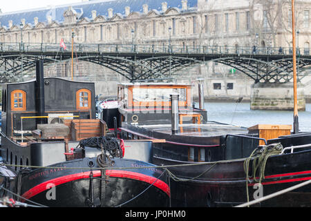 Paris, France - 2 mars 2016 : les bateaux, Pont des Arts et le Louvre à l'arrière-plan. Banque D'Images