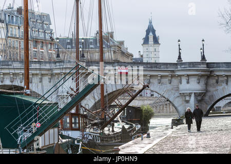 Paris, France - 2 mars 2016 : en flânant près de la Seine vers le Pont Neuf à l'Ile de la Cité, Paris. Banque D'Images