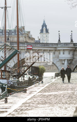 Paris, France - 2 mars 2016 : en flânant près de la Seine vers le Pont Neuf à l'Ile de la Cité, Paris. Banque D'Images