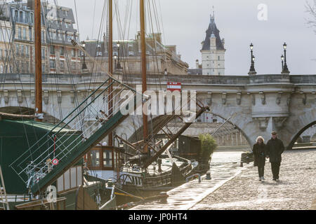 Paris, France - 2 mars 2016 : en flânant près de la Seine vers le Pont Neuf à l'Ile de la Cité, Paris. Banque D'Images