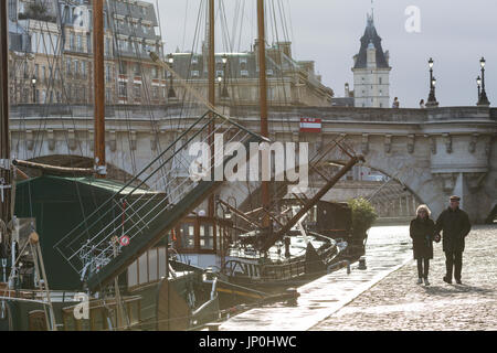 Paris, France - 2 mars 2016 : en flânant près de la Seine vers le Pont Neuf à l'Ile de la Cité, Paris. Banque D'Images