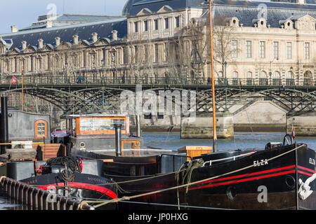 Paris, France - 2 mars 2016 : les bateaux, Pont des Arts et le Louvre à l'arrière-plan. Banque D'Images