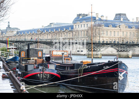 Paris, France - 2 mars 2016 : les bateaux, Pont des Arts et le Louvre à l'arrière-plan. Banque D'Images