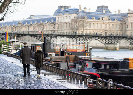 Paris, France - 2 mars 2016 : les bateaux, Pont des Arts et le Louvre à l'arrière-plan. Banque D'Images