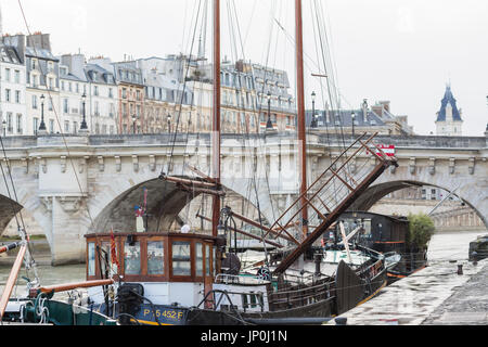 Paris, France - 2 mars 2016 : les bateaux près de Pont Neuf en regardant vers l'Ile de la Cité, Paris. Banque D'Images