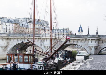 Paris, France - 2 mars 2016 : les bateaux près de Pont Neuf en regardant vers l'Ile de la Cité, Paris. Banque D'Images