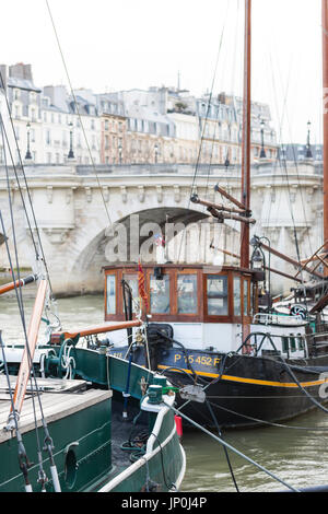 Paris, France - 2 mars 2016 : les bateaux près de Pont Neuf en regardant vers l'Ile de la Cité, Paris. Banque D'Images