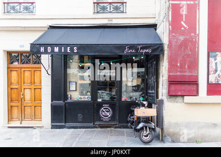 Paris, France - 2 mars 2016 : Homies beau bistrot à Tapas dans le Marais, Paris, avec vintage motor-scooter stationné à l'extérieur Banque D'Images