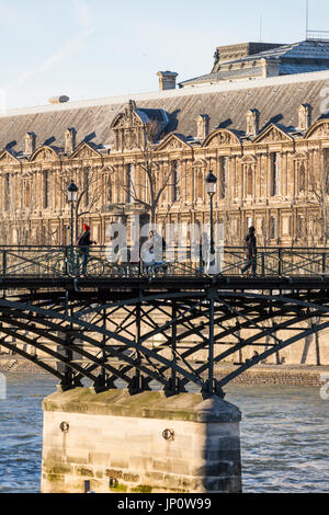 Paris, France - 3 mars 2016 : le Pont des Arts et le Louvre avec les gens sur la passerelle, Paris, France Banque D'Images