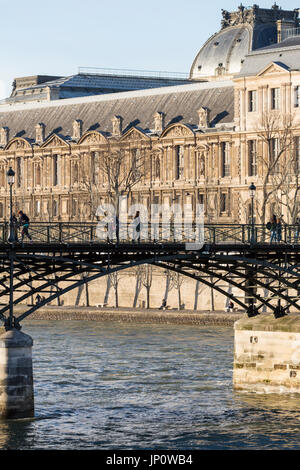 Paris, France - 3 mars 2016 : le Pont des Arts et le Louvre avec les gens sur la passerelle, Paris, France Banque D'Images