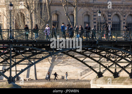 Paris, France - 3 mars 2016 : le Pont des Arts et le Louvre avec les gens sur la passerelle, Paris, France Banque D'Images