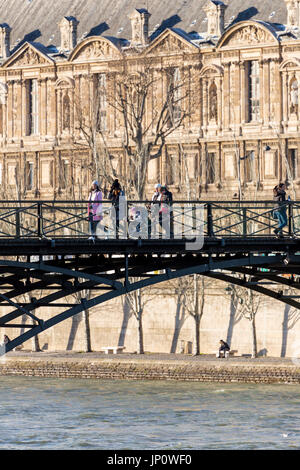 Paris, France - 3 mars 2016 : le Pont des Arts et le Louvre avec les gens sur la passerelle, Paris, France Banque D'Images