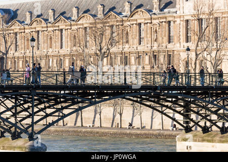 Paris, France - 3 mars 2016 : le Pont des Arts et le Louvre avec les gens sur la passerelle, Paris, France Banque D'Images