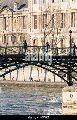 Paris, France - 3 mars 2016 : le Pont des Arts et le Louvre avec les gens sur la passerelle, Paris, France Banque D'Images