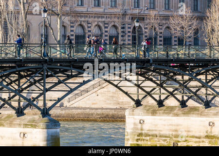 Paris, France - 3 mars 2016 : le Pont des Arts et le Louvre avec les gens sur la passerelle, Paris, France Banque D'Images