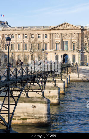 Paris, France - 3 mars 2016 : le Pont des Arts et le Louvre avec les gens sur la passerelle, Paris, France Banque D'Images