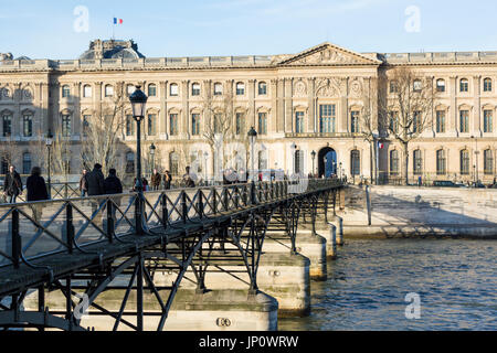 Paris, France - 3 mars 2016 : le Pont des Arts et le Louvre avec les gens sur la passerelle, Paris, France Banque D'Images