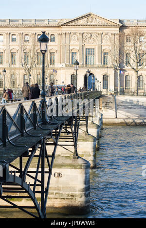 Paris, France - 3 mars 2016 : le Pont des Arts et le Louvre avec les gens sur la passerelle, Paris, France Banque D'Images