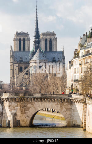 Paris, France - le 5 mars 2016 : la Seine, le Pont de la Tournelle, et de la cathédrale Notre-Dame au début du printemps Banque D'Images