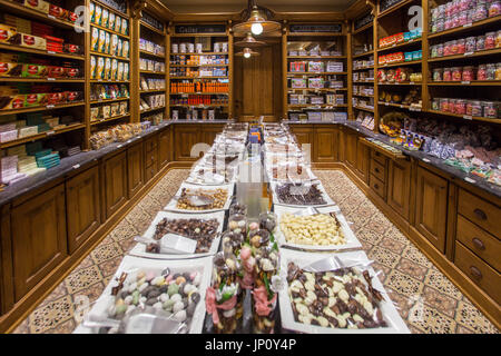 Bruges, Belgique - 31 octobre 2010 : l'intérieur de chocolat et de biscuit shop à Bruges, Belgique Banque D'Images