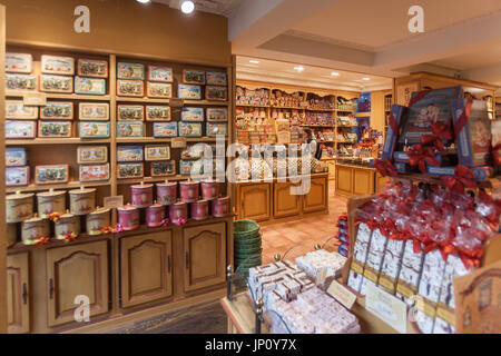 Bruges, Belgique - 31 octobre 2010 : l'intérieur de chocolat et de biscuit shop à Bruges, Belgique Banque D'Images