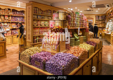 Bruges, Belgique - 31 octobre 2010 : l'intérieur de chocolat et de biscuit shop à Bruges, Belgique Banque D'Images