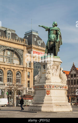 Gand, Belgique - 12 mars 2011 : Statue de Jacob Van Artevelde, leader belge du 14ème siècle, en, avec le Vrijdagmarkt Bond Moyson socialiste, notre maison, bâtiment derrière. Banque D'Images