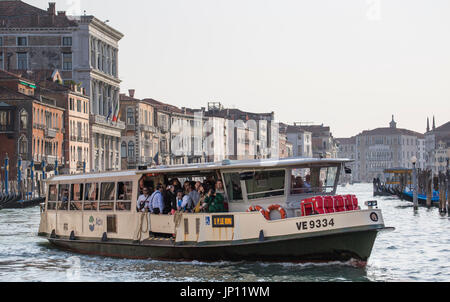 Venise, Italie - 26 Avril 2012 : un arrêt de vaporetto (bateau-bus) plein de passagers sur le Grand Canal. Le formulaire principal sont les vaporettos du transport en vrac à Venise, monter et descendre le Grand Canal faisant de fréquents arrêts et de l'autre côté de la lagune. Banque D'Images