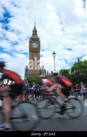 Londres, Royaume-Uni. 30 juillet, 2017. Riders passer les chambres du Parlement à la Prudential Ride London cycle race le 30 juillet 2017. Des milliers de cyclistes amateurs et professionnels monter un 100 km route à travers Londres, et Surrey sur la finition à l'extérieur du centre commercial du palais de Buckingham. Credit : Claire Doherty/Pacific Press/Alamy Live News Banque D'Images