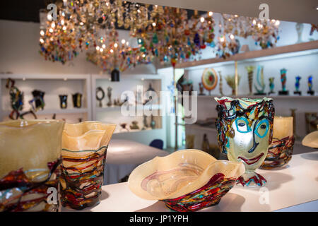 Murano, Venise, Italie - 28 avril 2012:intérieur d'une usine de verre à Murano prix d'affichage, Venise, Italie. Les verriers de Murano ont conduit la fabrication du verre en Europe pendant des siècles. Banque D'Images