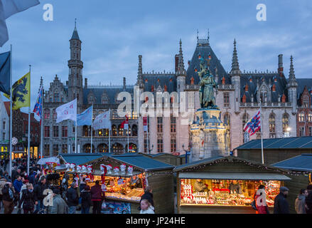 Bruges, Belgique - 15 décembre 2013 : les étals du marché à main square, Bruges, avec le musée et l'hôtel de ville derrière, décorée pour Noël Banque D'Images